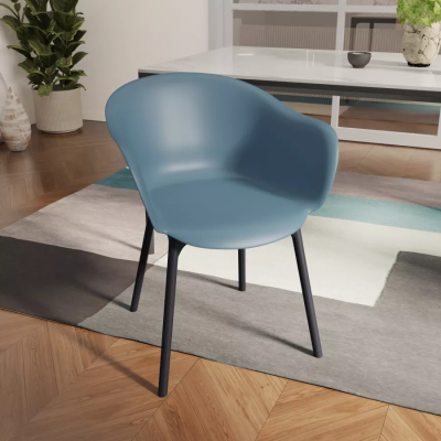 sedia-in-polipropilene-blu-avio-con-gambe-in-metallo-nero-celine-3png